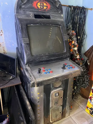 2 fliperamas identicos, nao possui o game dentro