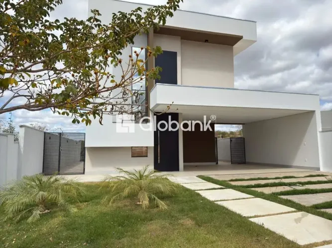 Casa Alto Padrão em condomínio de luxo com portaria 24 horas.