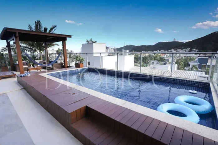 APARTAMENTO DIFERENCIADO COM TERRAÇO E PISCINA NA PRAIA BRAVA DE ITAJAÍ PARA LOCAÇÃO/ALUGU