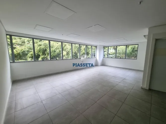 Sala com 92,77m² com vista para área verde pronta para uso no SC 401 Square Corporate