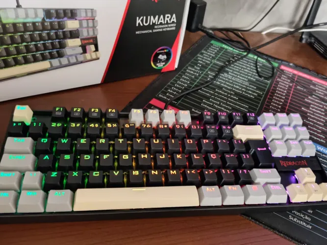 Teclado Mecânico Redragon Kumara K552 Rgb Abnt2 Tkl Marrom