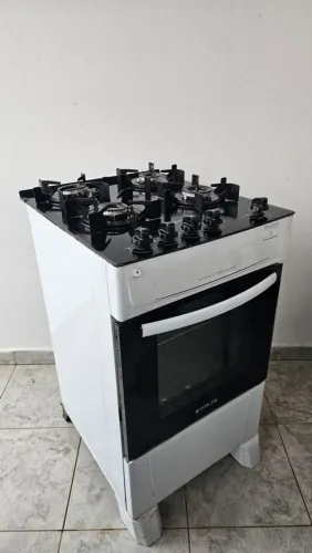 Fogão Atlas Monaco Top Glass de acendimento automático, cor branca