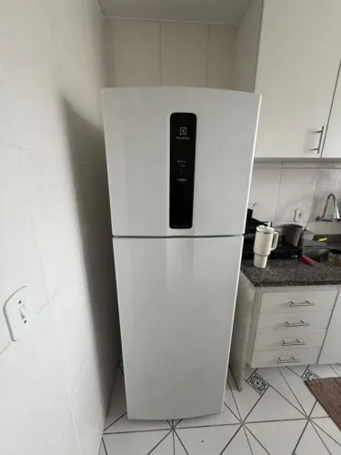 Geladeira semi nova Electrolux 2.000,00