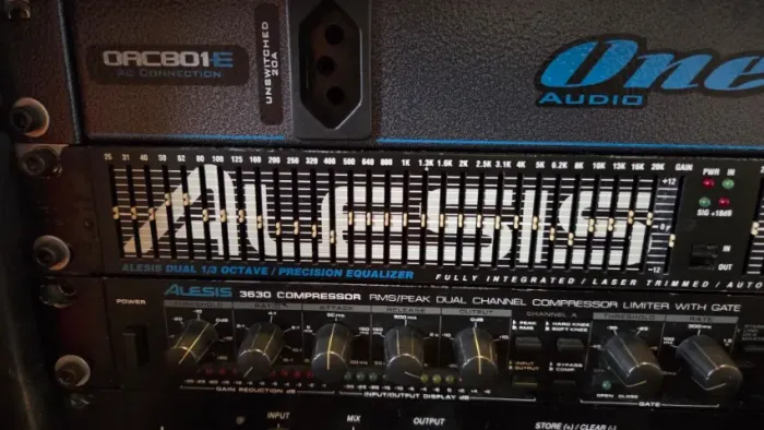 Equalizador Alesis estereo