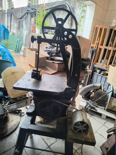 Serra de fita de bancada para marcenaria ,funcionando perfeitamente  bem  110v 