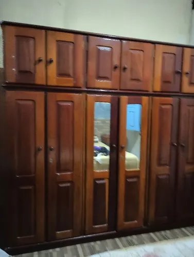 Vendo um guarda roupa de casal 6 portas 6 gavetas e porta calças e espelho na porta .