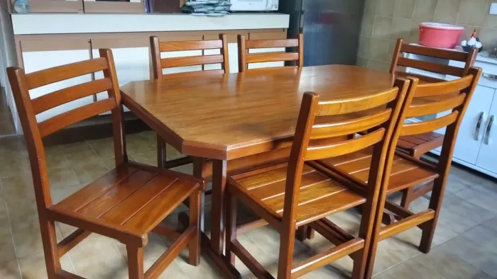 Mesa madeira maciça com 6 cadeiras 
