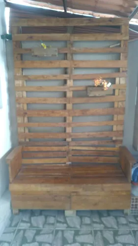Banco de palete semi-invernizado com baú e painel