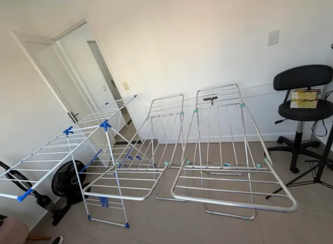 Vendo 3 varais de chão por R$300. Não vendo separado, somente os 3 juntos.