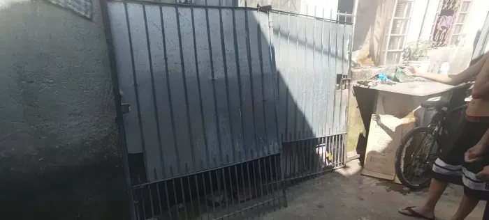 Portão de 2,47 por 1,80 alguns pontos de ferrugem mas da usar tranquilo .