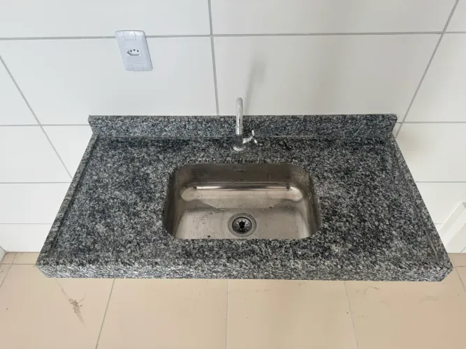 Pia em pedra granito Corumbá completa (torneira, cuba e mão francesa)
