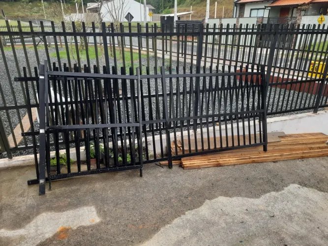 Cerca de aluminio