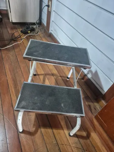 Escada auxiliar de dois degraus