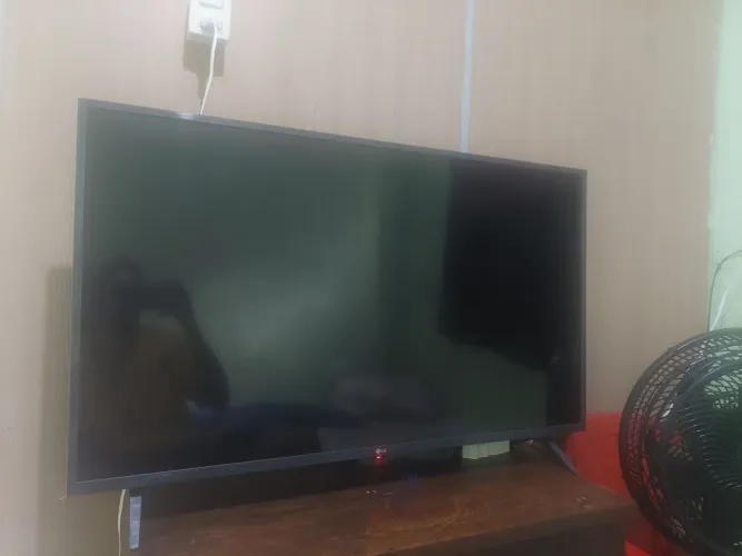 Tv de 43 polegadas semi nova dois a três meses de uso, estar muita nova, vem controle junt