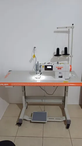Máquina costura reta e overlock 