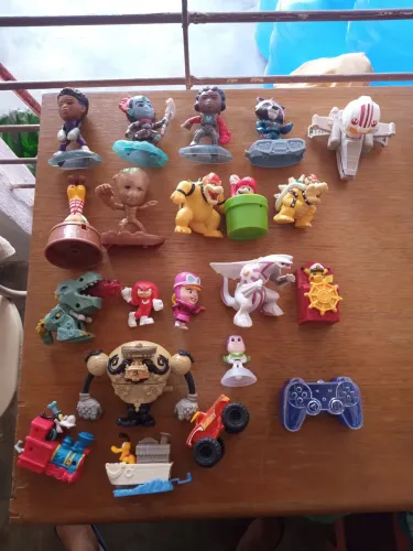 Vendo Lote com 21 bonequinhos animados (de vários desenhos) !!! 