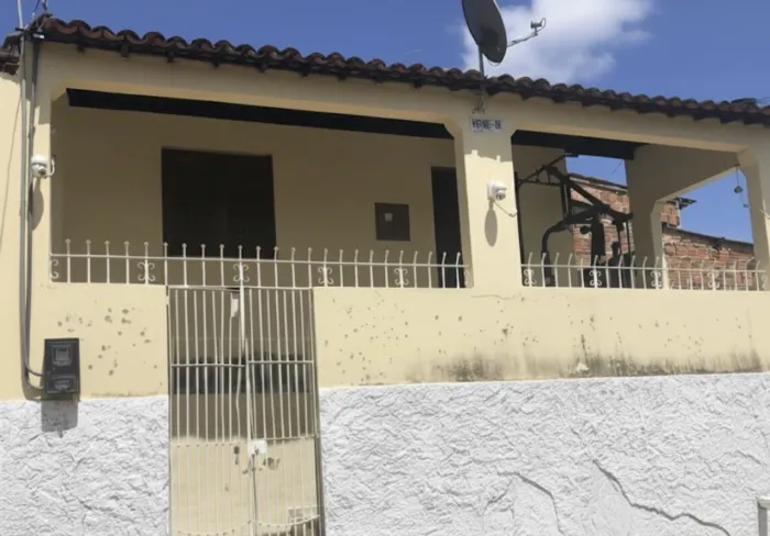 ALUGA-SE CASA EM ( BARREIROS-PE ).