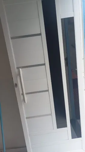 Porta de alumínio com friso entrego 1 dia.