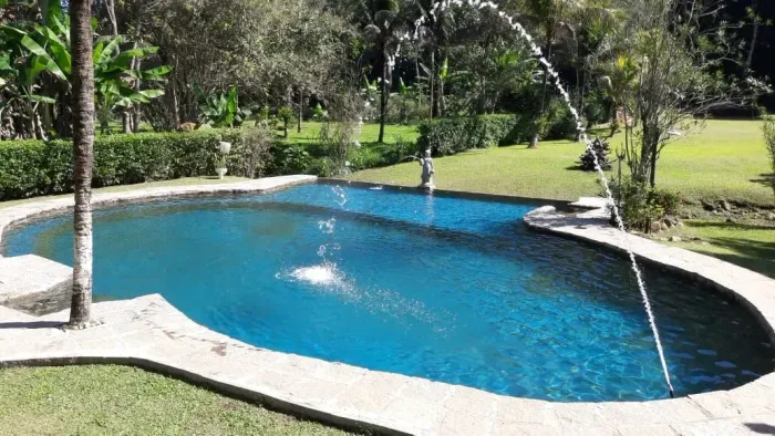 Sitio com rio de água cristalina em Cachoeiras de Macacú