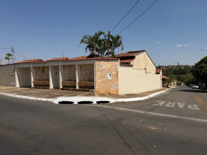 Excelente imóvel, com 4 quartos (2 suítes), três salas, armários, ótima localização.