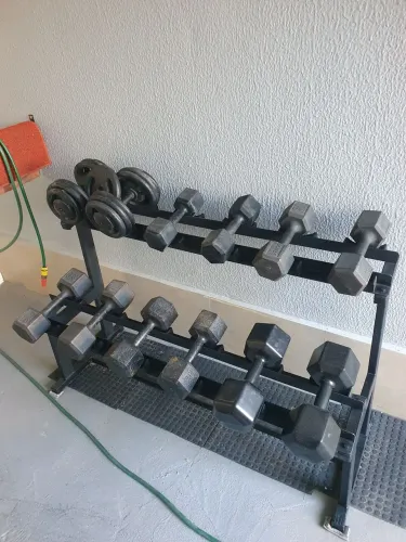 Halteres sextavados com suporte e banco.