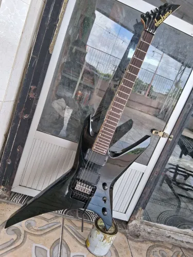 guitarra jackson emg