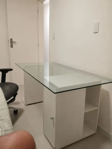A elegância e o bom espaço neste Tampo de vidro temperado para sua mesa com 160x80 cm