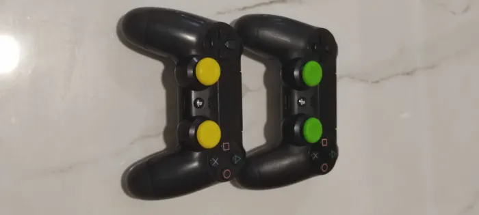 Dois controles ps4 slim, zero bala