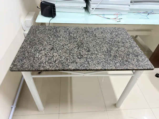 Mesa com Tampo de Granito - Excelente Estado