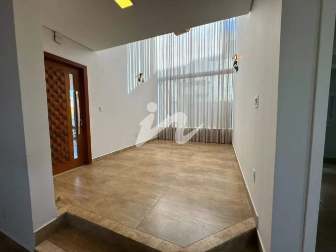 Casa Residencial à Venda em Uberlândia - Granja Marileusa | 5 Quartos, 4 Suítes e Varanda