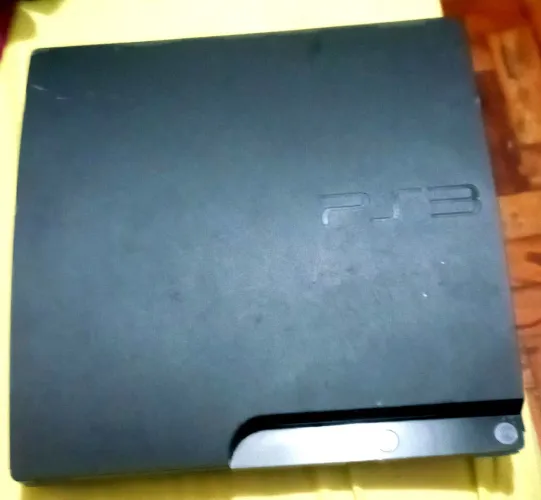 **Baixei** Ps3 Slim CECH-3001A, com defeito (travinha azul power e liga 10s e desliga)