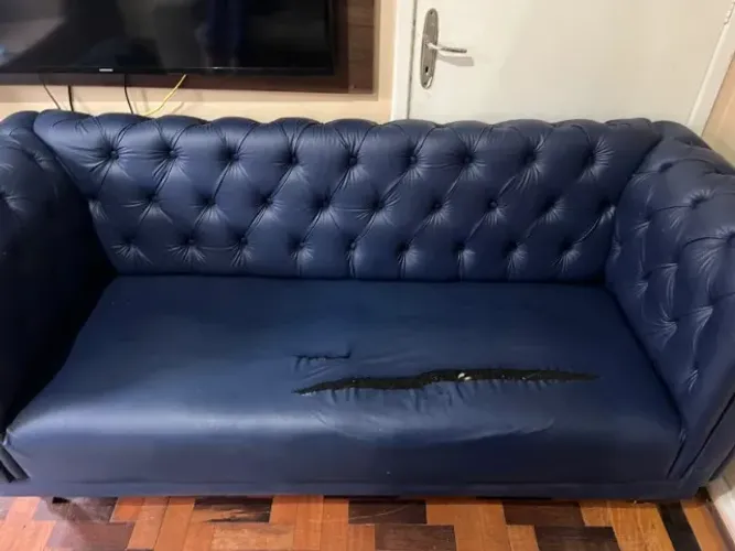 Sofá Chesterfield Azul Marinho Couro Sintético - Com Avaria no Assento
