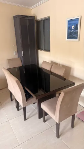 Mesa com tampa de vidro