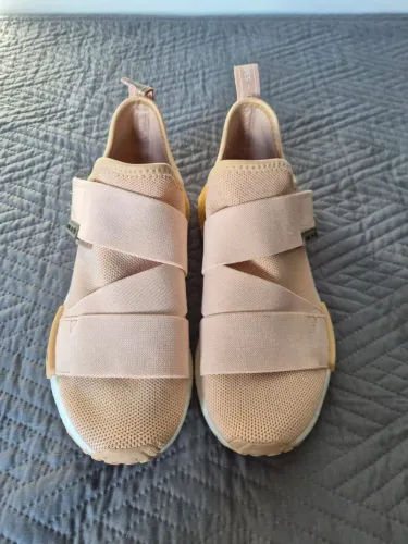 Tênis Adidas modelo NMD_R1 Strap