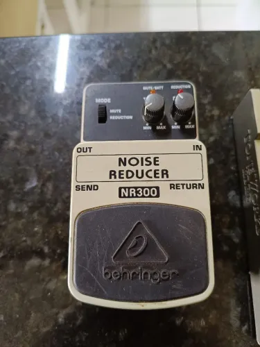 Pedal noise gate