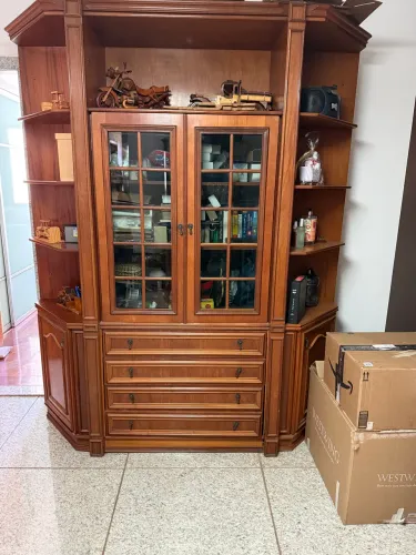 Cristaleira em madeira maciça todo desmontável
