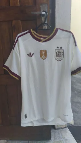 Camisa branca Espanha Copa do Mundo 2026 com as duas estrelas