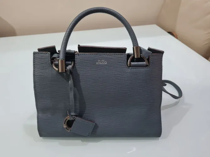 Bolsa arezzo abraccio tote média azul 
