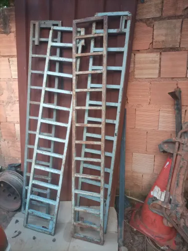 Quatro grades de proteção de portas sanfonadas