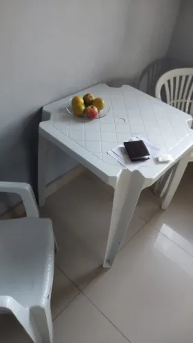 Mesa plástica 4 cadeira poltrona 