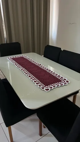 Trilho de mesa vinho com corações de crochê