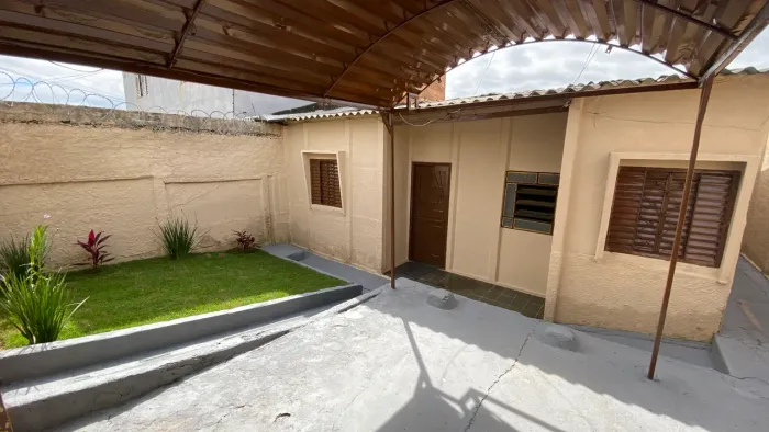 Vendo casa com 1 barracão no fundo no bairro altos dos pinheiros com documentação em dia .