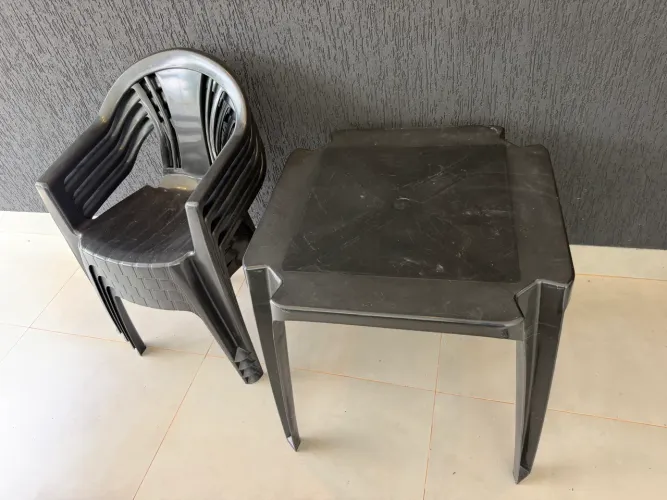 Conjunto mesa e cadeiras