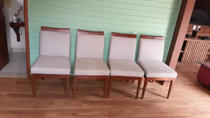cadeiras novas, sem marcas de uso e de madeira.
