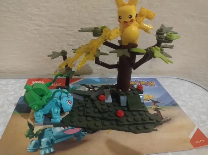 Pokemon Mega Construx Bulbassauro vs Pikachu tipo lego