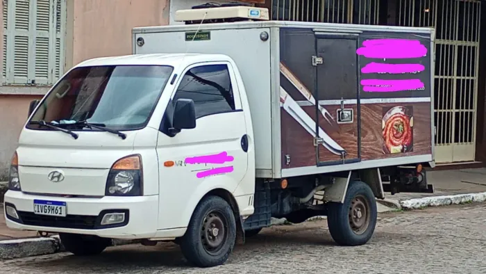 Caminhao hr baú refrigerado repartido
