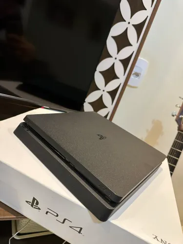 ? PS4 Slim 1TB com Controle Original - Excelente Estado!