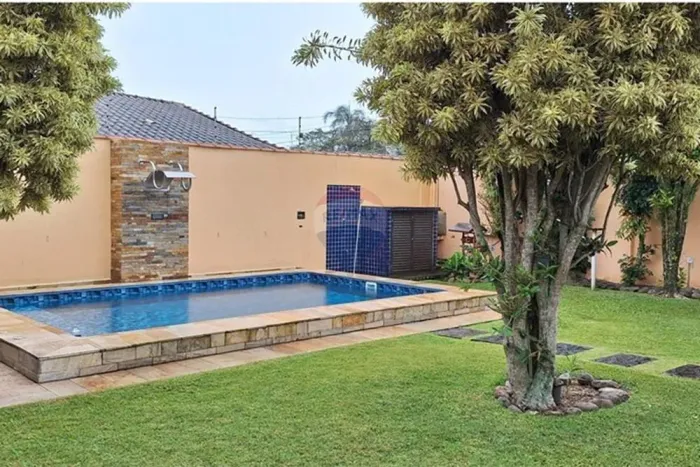 "Casa com Piscina em Peruíbe - a 600 m da praia."