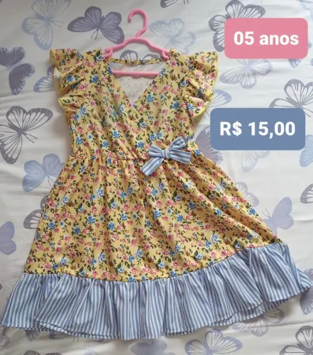 Vestido amarelo com estampa floral azul e rosa