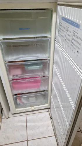 Vendo freezer ótimo estado